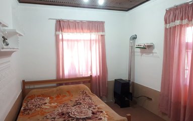 ویلا در شهر اسالم (روستای نارنج دول) واقع شده است.
دسترسی به روستای نارنج دول از جاده کمربندی امکان پذیر است. اقامتگاه در محیطی آرام، ویلایی و بومی واقع است.
ویلا دربست است. برای پارک 5 خودرو پارکینگ روباز دارد.
قابل توجه مهمانان همراه با سالمند، کودک و افراد دارای معلولیت، این اقامتگاه در طبقه همکف و دارای 3 پله می باشد.
بافت محله ویلا روستایی و دسترسی به اقامتگاه آسفالت می باشد.
وضعیت آنتن دهی همراه اول، ایرانسل و رایتل عالی می باشد.
فاصله با دریا 6 کیلومتر ، با جنگل 400 متر ، با سوپرمارکت 200 متر، با نانوایی 500 متر و با پمپ بنزین 2 کیلومتر است.
اقامتگاه قبل از ورود مهمان بطور کامل نظافت خواهد شد.