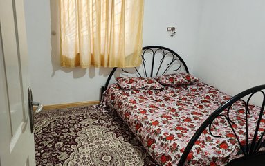 آپارتمان در روستای ییلاقی (فیلبند) واقع شده است. اقامتگاه در محیطی آرام روستایی و غیر بومی واقع است.
بافت محله آپارتمان کوهستانی و مسیر دسترسی به اقامتگاه 80 متر خاکی می باشد.
وضعیت آنتن دهی همراه اول، ایرانسل و رایتل عالی می باشد.
فاصله تا درمانگاه ۱۰۰ متر ، فاصله تا منطقه دیدنی فیلبند ۲۰۰ متر می باشد.
به دلیل کوهستانی و ییلاقی بودن منطقه نیاز به سیستم سرمایشی نمی باشد.