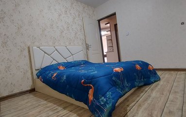 ویلا در شهر کردان واقع شده است. اقامتگاه در محیطی آرام روستایی و غیر بومی واقع است.
اقامتگاه دارای دوربین مداربسته در ورودی و دارای نگهبان می باشد.
ویلا دربست است.
بافت محله ویلا روستایی و مسیر دسترسی به اقامتگاه 15 متر خاکی می باشد.