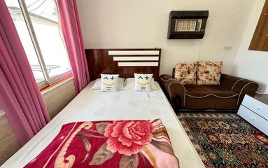 دارای نگهبانی 24 ساعته می باشد.
مسیر به سمت واحد آسفالت می باشد .
فاصله تا دریا 90 متر می باشد.
فاصله تا مرکز شهر 5 دقیقه با ماشین می باشد.
نما به صورت سیمانی می باشد.
آنتن دهی در این منطقه عالی می باشد.
نظافت قبل از ورود میهمان دارند.
تعویض ملافه انجام می شود.
پک بهداشتی شامل: دستمال کاغذی، مایع دستشویی و مایع ظرفشویی می باشد .
پارکینگ روباز می باشد.
باربیکیو به صورت اشتراکی می باشد.