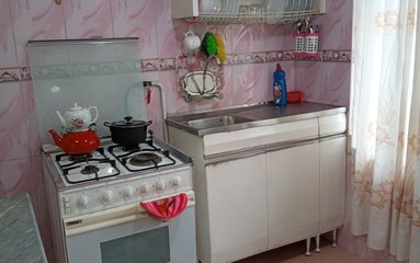 سوئیت در شهر سادات شهر واقع شده است.
اقامتگاه در محیطی آرام آپارتمانی و بومی واقع است.
سوئیت دربست است.