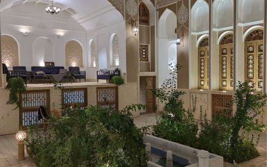 این بومگردی در فضایی 250 متری در یزد واقع شده است.
تجهیزات و ملزومات اولیه در آشپزخانه بومگردی موجود است.
بافت محله تاریخی و مسیر دسترسی به اقامتگاه آسفالت می باشد.
وضعیت آنتن دهی ایرانسل، رایتل و همراه اول عالی می باشد.
اقامتگاه فاقد پارکینگ است.
اقامتگاه دارای دوربین مدار بسته در درب اقامتگاه، ورودی و حیاط بابت امنیت میهمانان عزیز می باشد.
اقامتگاه دارای نگهبان می باشد.
اقامتگاه قبل از ورود میهمان بطور کامل نظافت خواهد شد.