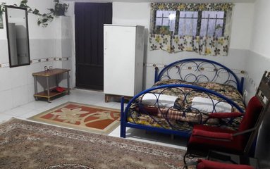 سوئیت در شهر تنکابن واقع شده است.
اقامتگاه در محیطی آرام شهرکی و غیر بومی واقع است.
سوئیت دربست است.
بافت محله سوئیت ساحلی و مسیر دسترسی به اقامتگاه آسفالت می باشد.