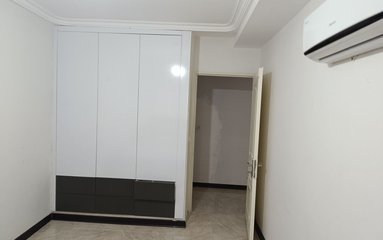 آپارتمان در شهر قشم (شهرک گلستان) واقع شده است. اقامتگاه در محیطی آرام آپارتمانی و بومی واقع است.
آپارتمان مجهز به آسانسور است.
بافت محله آپارتمان شهری و مسیر دسترسی به اقامتگاه آسفالت می باشد.
وضعیت آنتن دهی همراه اول و ایرانسل عالی می باشد.