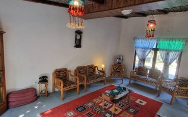 کلبه در شهر رامسر واقع شده است. اقامتگاه در محیطی آرام ویلایی و بومی واقع است.
اقامتگاه دارای دوربین مداربسته در محوطه و دارای نگهبان می باشد.
وضعیت آنتن دهی همراه اول، ایرانسل و رایتل عالی می باشد.