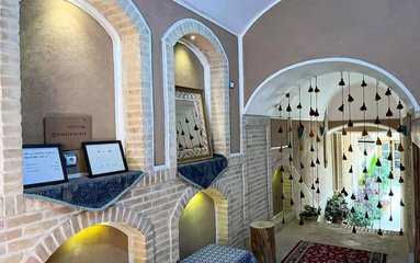 این اقامتگاه سنتی در فضایی 600 متری در یزد واقع شده است.
اقامتگاه سنتی دارای وای فای رایگان برای مهمانان عزیز می باشد.
صبحانه رایگان برای مهمان سرو خواهد شد.
بافت محله شهری، تاریخی و مسیر دسترسی به اقامتگاه آسفالت می باشد.
وضعیت آنتن دهی ایرانسل، رایتل و همراه اول متوسط می باشد.
اقامتگاه دارای دوربین مداربسته درقسمت مشاعات بابت امنیت مهمانان عزیز می باشد.
اقامتگاه دارای نگهبان می باشد.
اقامتگاه دارای برنامه ویژه موسیقی زنده مخصوص مناسبت های مختلف می باشد.
فاصله با سوپرمارکت و نانوایی حدود 4 دقیقه پیاده، با داروخانه و درمانگاه 15 دقیقه پیاده، با پمپ بنزین 15 دقیقه با خودرو، با مسجد جامع ۳ دقیقه با خودرو، با میدان امیر چخماق ۳ دقیقه با خودرو، با بازار خان ۲ دقیقه با خودرو، با مجموعه خان ۲ دقیقه با خودرو، با خانه لاری ها ۵ دقیقه پیاده، با خیابان قیام ۲ دقیقه با خودرو، با محله فهادان۳ دقیقه با خودرو ، با خیابان امام خمینی ۳ دقیقه با خودرو، با بادگیر ها ۳ دقیقه با خودرو، با آب انبار شش بادگیری ۳ دقیقه با خودرو، با زندان اسکندر (مدرسه ضیائیه) ۴ دقیقه با خودرو، با بقعه دوازده امام ۴ دقیقه با خودرو، با مجتمع تجاری تفریحی ستاره یزد ۴ دقیقه با خودرو، با آتشکده زرتشتیان یزد ۶ دقیقه با خودرو، با موزه آیینه و روشنایی ۷ دقیقه با خودرو، با ایستگاه راه آهن ۹ دقیقه با خودرو، با فرودگاه بین المللی شهید صدوقی ۱۳ دقیقه با خودرو، با دخمه زرتشتیان ۱۳ دقیقه با خودرو و با پایانه مسافربری ۱۶ دقیقه با خودرو می باشد.