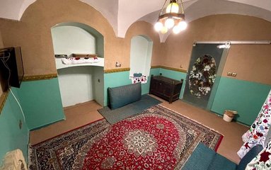 اقامتگاه سنتی در شهر سمنان واقع شده است.
اقامتگاه با فاصله کمتر از ده دقیقه از موزه، بازار قدیمی، مسجد قدیمی، باغ راهها و دروازه قدیمی شهر واقع شده است.