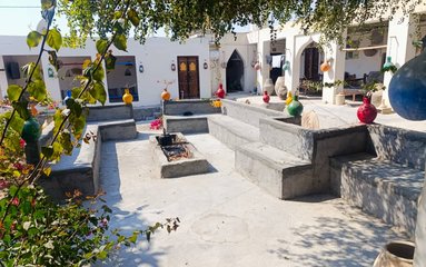 اقامتگاه واقع در دروازه ورود و خروج به قشم (شهر تاریخی لافت) می باشد.
این بومگردی در فضایی 500 متری در قشم واقع شده است.
اقامتگاه دارای دوربین مدار بسته در درب اقامتگاه و حیاط بابت امنیت مهمانان عزیز می باشد.
اقامتگاه دارای نگهبان می باشد.
اقامتگاه قبل از ورود مهمان بطور کامل نظافت خواهد شد.
وعده های غذایی در صورت سفارش قبلی و با پرداخت هزینه جداگانه ارائه می شوند.
پخت و پز داخل واحد و به همراه داشتن گاز پیک نیک ممنوع است.