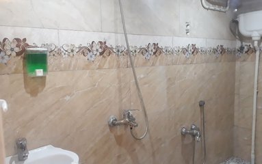 این مسافرخانه در فضایی 250 متری در مشهد واقع شده است.
وضعیت آنتن دهی، رایتل و همراه اول عالی می باشد.