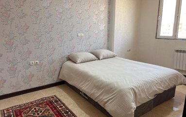 آپارتمان در شهر شیراز (خیابان فردوسی) واقع شده است. اقامتگاه در محیطی آرام آپارتمانی و بومی واقع است.
اقامتگاه دارای دوربین مداربسته در مشاعات و دارای نگهبان 24 ساعته می باشد.
اقامتگاه برای پارک 1 الی 2 خودرو پارکینگ سرپوشیده دارد.
بافت محله آپارتمان شهری و مسیر دسترسی به اقامتگاه آسفالت می باشد.