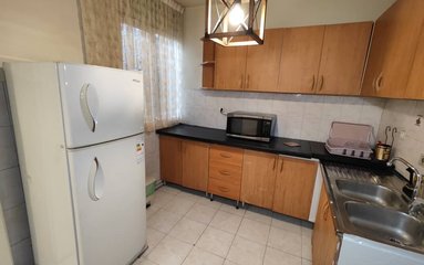 آپارتمان در شهر تهران واقع شده است. اقامتگاه در محیطی آرام آپارتمانی و بومی واقع است.
وضعیت آنتن دهی همراه اول، ایرانسل و رایتل عالی می باشد.