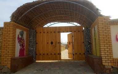 اقامتگاه در مشهد واقع است.