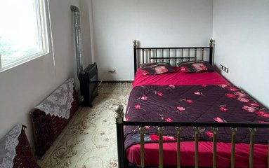ویلا در شهر سوادکوه (سرخکلا تپه) واقع شده است.
دسترسی به (سرخکلا تپه) از شهید رحمتی امکان پذیر است
اقامتگاه در محیطی آرام ویلایی و بومی واقع است.
ویلا دربست است.
بافت محله ویلا روستایی و مسیر دسترسی به اقامتگاه آسفالت می باشد.
وضعیت آنتن دهی همراه اول، ایرانسل و رایتل عالی می باشد.