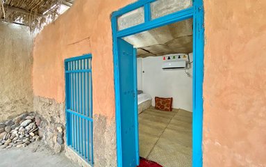 این بومگردی در فضایی 1000 متری در قشم واقع شده است.
بافت محله روستایی و مسیر دسترسی به اقامتگاه آسفالت می باشد.
وضعیت آنتن دهی همراه اول عالی می باشد.