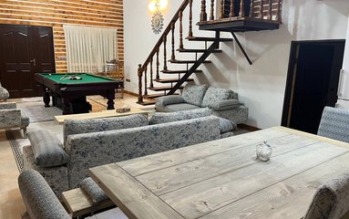 ورود با کفش و دمپایی، استعمال دخانیات و ورود حیوانات خانگی در محیط داخلی ویلا مجاز نمی باشد.
پذیرش تا ساعت ۱۲ شب امکان پذیر می باشد.