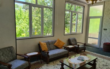 سوئیت در شهر (خونسار) واقع شده است.
اقامتگاه در محیطی آرام ویلایی و بومی واقع است.
اقامتگاه دارای دوربین مداربسته در محوطه و حیاط و ورودی می باشد.
بافت محله سوئیت جنگلی و مسیر دسترسی به اقامتگاه 100 متر خاکی می باشد.