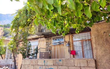روستای گردشگری دشه در شهر پاوه واقع شده است.
در 10 دقیقه ای آبشار های روستای دشە و نیم ساعتی روستاهای گردشگری هجیج,داریان , نوسمه و سد داریان
اقامتگاه در محیطی آرام روستایی و بومی واقع است.
بافت محله روستایی و مسیر دسترسی آسفالت می باشد.
وضعیت آنتن دهی همراه اول، ایرانسل و رایتل عالی می باشد.
فاصله اقامتگاه تا سوپرمارکت ۲ دقیقه و پمپ بنزین 10 دقیقه می باشد .