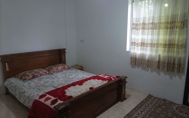 ویلا در شهر چالوس واقع شده است.
اقامتگاه در محیطی آرام آپارتمانی و بومی واقع است.
ویلا غیردربست است.
حیاط و پارکینگ اقامتگاه مشترک است.
اقامتگاه برای پارک 2 خودرو پارکینگ روباز دارد.
قابل توجه مهمانان همراه با سالمند، کودک و افراد دارای معلولیت، این اقامتگاه در طبقه همکف و دارای 5 پله می باشد.
بافت محله ویلا شهری و مسیر دسترسی به اقامتگاه آسفالت می باشد.
وضعیت آنتن دهی همراه اول، ایرانسل و رایتل متوسط می باشد.
فاصله اقامتگاه تا سوپرمارکت 3 دقیقه(پیاده)،تا نانوایی 5 دقیقه(پیاده) و تا پمپ بنزین 3 دقیقه با خودرو می باشد.
فاصله اقامتگاه تا دریا و جنگل 5 دقیقه با خودرو می باشد.
فاصله اقامتگاه تا نمک آبرود و تله کابیین 15 دقیقه با خودرو می باشد.
فاصله اقامتگاه تا سد زوات 7 دقیقه و تا آبشار 15 دقیقه با خودرو می باشد.
اقامتگاه قبل از ورود مهمان بطور کامل نظافت خواهد شد.