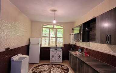 ویلا در شهر اردکان (سپیدان ) واقع شده است. اقامتگاه در محیطی آرام ویلایی و بومی واقع است.
ویلا دربست است. اقامتگاه برای پارک 10 خودرو پارکینگ روباز دارد. قابل توجه میهمانان همراه با سالمند، کودک و افراد دارای معلولیت، این اقامتگاه در طبقه همکف و دارای 0 پله می باشد.
