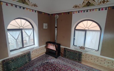 این بومگردی در فضایی 4000 متری در واقع شده است. تجهیزات و ملزومات اولیه در آشپزخانه بومگردی موجود است. داخل اقامتگاه ۱ جای پارک خودرو به صورت اشتراکی در اختیار میهمانان عزیز قرار داده شده است.
سرویس خواب این اقامتگاه رخت خواب سنتی می باشد.