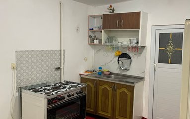 سوئیت در شهر اسالم واقع شده است. اقامتگاه در محیطی آرام ویلایی و بومی واقع است.
بافت محله سوئیت شهری و دسترسی به اقامتگاه آسفالت می باشد.
فاصله با سوپرمارکت ۲ دقیقه پیاده، ساحل گیسوم ۱۵ دقیقه با ماشین، ساحل توسکا ۱۰ دقیقه با ماشین می باشد.