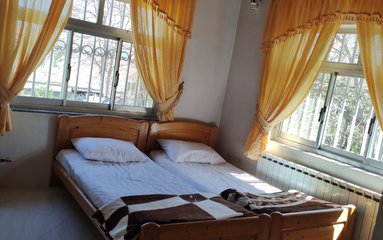 امکان پذیرش گروه مجردی برای بانوان فراهم می باشد.
دسترسی نزدیک به سوپرمارکت و نانوایی دارد.
دسترسی نزدیک به آبشار اکاپل، رودخانه سردابرود و دهکده تفریحی جنگلی سرداب رود، جنگل عباس آباد و مازیچال دارد.
این منطقه جغرافیایی نیاز به سیستم سرمایشی ندارد.