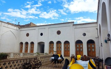 اقامتگاه در شهر کاشان واقع شده است.
بافت محله شهری و مسیر دسترسی به اقامتگاه آسفالت می باشد.