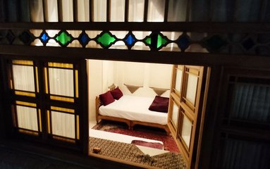 اقامتگاه در شهر کاشان واقع شده است.
بافت محله شهری و مسیر دسترسی به اقامتگاه آسفالت می باشد.