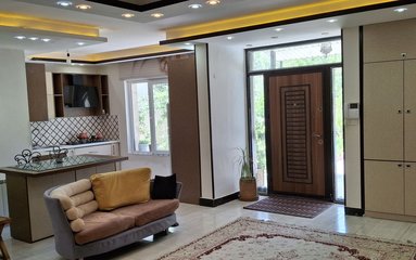 ویلا در شهر کردان واقع شده است.
دارای دو اتاق مستر
اقامتگاه در محیطی آرام روستایی و غیر بومی واقع است.
ویلا دربست است.
وضعیت آنتن دهی همراه اول، ایرانسل و رایتل ضعیف می باشد.
بافت محله ویلا ساحلی و مسیر دسترسی به اقامتگاه آسفالت می باشد.