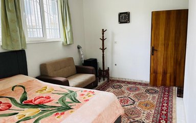 سوئیت در شهر شیراز (بلوار شهید بهشتی) واقع شده است. اقامتگاه در محیطی آرام آپارتمانی و بومی واقع است.
سوئیت دربست است. اقامتگاه فاقد پارکینگ است. قابل توجه میهمانان همراه با سالمند، کودک و افراد دارای معلولیت، این اقامتگاه در طبقه همکف و دارای 2 پله می باشد.