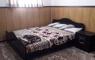 اقامتگاه دارای پارکینگ به ظرفیت ۲ماشین می باشد.
همکف بدون پله و راه جداست
رخت خواب سنتی برای نفرات اضافه به عهده ی مهمان می باشد.
اقامتگاه دارای بهارخواب 50 متر با ویو کل قمصر می باشد.