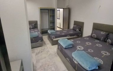 آپارتمان در شهر نور (شهرک ساحلی نفت) واقع شده است. دسترسی به (شهرک ساحلی نفت) از جاده اصلی امکان پذیر است. اقامتگاه در محیطی آرام، شهرکی و غیر بومی واقع است.
اقامتگاه دارای دوربین مداربسته در قسمت مشاعات و نگهبان شبانه روزی می باشد.
بافت محله آپارتمان ساحلی و دسترسی به اقامتگاه آسفالت می باشد.