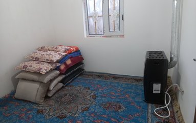 کلبه در شهر شیرگاه (مازندران) واقع شده است. اقامتگاه در محیطی آرام جنگلی و بومی واقع است.
اقامتگاه دارای دوربین مداربسته در حیاط و دارای نگهبان می باشد.