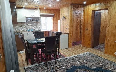 این اقامتگاه در طبقه دوم (حدود 10 پله ) با سه طرف تراس ، صددرصد با چوب ساخته شده است.