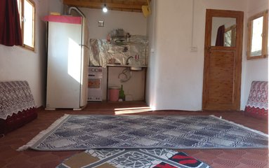 کلبه در شهر تنکابن روستای یاندشت واقع شده است.
دسترسی به تنکابن از جاده سه هزار امکان پذیر است.
اقامتگاه در محیطی آرام، جنگلی و بومی واقع است.
کلبه دربست است.
وضعیت آنتن دهی همراه اول متوسط، ایرانسل عالی و رایتل متوسط می باشد.
فاصله با دریا 20 کیلومتر، 5 دقیقه با جنگل، با سوپرمارکت 30 متر، با نانوایی 5 کیلومتر و با پمپ بنزین 15 کیلومتر می باشد.
بافت محله کلبه جنگلی و دسترسی به اقامتگاه 30 متر شن ریزی می باشد.