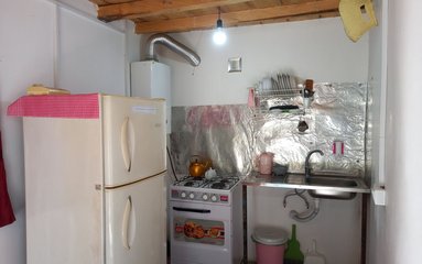 کلبه در شهر تنکابن روستای یاندشت واقع شده است.
دسترسی به تنکابن از جاده سه هزار امکان پذیر است.
اقامتگاه در محیطی آرام، جنگلی و بومی واقع است.
کلبه دربست است.
وضعیت آنتن دهی همراه اول متوسط، ایرانسل عالی و رایتل متوسط می باشد.
فاصله با دریا 20 کیلومتر، 5 دقیقه با جنگل، با سوپرمارکت 30 متر، با نانوایی 5 کیلومتر و با پمپ بنزین 15 کیلومتر می باشد.
بافت محله کلبه جنگلی و دسترسی به اقامتگاه 30 متر شن ریزی می باشد.