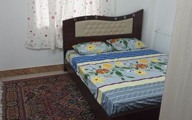 امکان پذیرش گروه مجردی آقایان فراهم نیست.
دسترسی نزدیک به رودخانه و جنگل دارد.
سوپرمارکت و نانوایی در نزدیکی اقامتگاه وجود دارد.
این منطقه جغرافیایی نیاز به سیستم سرمایشی ندارد.