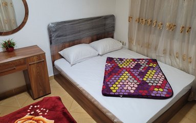 ویلا در شهر بندرانزلی واقع شده است.
اقامتگاه در محیطی آرام ویلایی و بومی واقع است.
ویلا دربست است.
بافت محله ویلا شهری و مسیر دسترسی به اقامتگاه آسفالت می باشد.
وضعیت آنتن دهی همراه اول، ایرانسل و رایتل عالی می باشد.