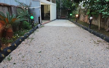 اقامتگاه واقع در استان گیلان و شهر پره سر می باشد.
رخت خواب سنتی برای نفرات اضافه به عهده ی مهمان است.