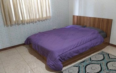 سوئیت در شهر بندر انزلی واقع شده است.
عدم تمیزی در اقامتگاه وجه دریافت میشود.
اقامتگاه در محیطی آرام آپارتمانی و غیر بومی واقع است.
بافت محله سوئیت شهری و مسیر دسترسی به اقامتگاه آسفالت می باشد.
وضعیت آنتن دهی همراه اول، ایرانسل و رایتل عالی می باشد.
فاصله با پمپ بنزین 5 دقیقه با ماشین ، سوپر مارکت 2 دقیقه پیاده، نانوایی 2 دقیقه پیاده، داروخانه 2 دقیقه پیاده، دریا 10 دقیقه پیاده و جنگل 5 دقیقه پیاده است.
اقامتگاه قبل از ورود مهمان بطور کامل نظافت خواهد شد.