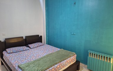 پذیرش تا ساعت 23 انجام می شود.
اقامتگاه دارای نگهبانی می باشد.
اقامتگاه دارای دوربین مدار بسته در قسمت راه رو آپارتمان است.
وضعیت آنتن دهی همراه اول، ایرانسل و رایتل مناسب می باشد.
این واحد بطور کامل قبل از ورود مهمان نظافت می شود