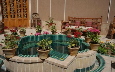 اقامتگاه و کافه پشت بامی در قلب شهر تاریخی یزد واقع شده است.
آنتن دهی در این منطقه خوب می باشد.