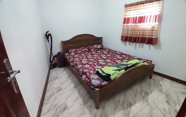 ویلا در شهر رامسر واقع شده است.
اقامتگاه در محیطی آرام، ویلایی و بومی واقع است.
وضعیت آنتن دهی همراه اول، ایرانسل و رایتل عالی می باشد.
بافت محله ویلا ساحلی و مسیر دسترسی به اقامتگاه آسفالت می باشد.