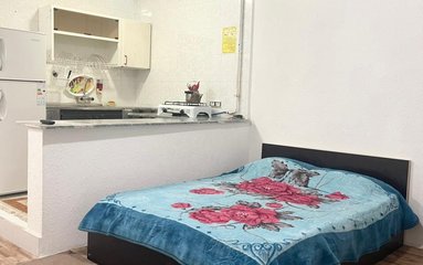 این اقامتگاه در فضایی 1500 متری در بندر انزلی واقع شده است.
تجهیزات و ملزومات اولیه آشپزی در این مجتمع موجود است.
فضا برای پارک خودرو برای مهمانان وجود دارد.
اقامتگاه در بافت ساحلی قرار دارد و دسترسی به اقامتگاه آسفالت است.
وضعیت خطوط همراه اول، ایرانسل و رایتل 4G می باشد.
اقامتگاه دارای وای فای رایگان می باشد.