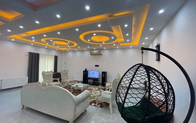 ویلا در شهر متل قو واقع شده است.
اقامتگاه در محیطی آرام آپارتمانی و غیر بومی واقع است.
بافت محله ویلا جنگلی و مسیر دسترسی به اقامتگاه 100 متر خاکی می باشد.
وضعیت آنتن دهی همراه اول، ایرانسل و رایتل عالی می باشد.
فاصله با پمپ بنزین 2 کیلومتر و سوپر مارکت و نانوایی 300 متر است.
اقامتگاه قبل از ورود مهمان بطور کامل نظافت خواهد شد.