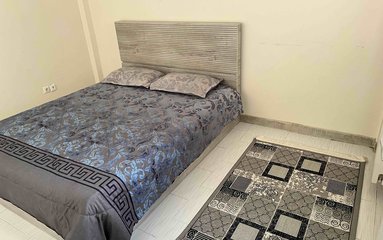 آپارتمان در شهر شیراز واقع شده است. اقامتگاه در محیطی آرام، آپارتمانی و بومی واقع است.
کودکان 11 سال به بالا جزو نفرات حساب می شوند.