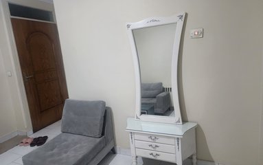 آپارتمان در شهر تهران (خیابان دماوند) واقع شده است.
اقامتگاه در محیطی آرام، آپارتمانی و بومی واقع است.
اقامتگاه فاقد پارکینگ است.
وضعیت آنتن دهی همراه اول، ایرانسل و رایتل عالی می باشد.
اقامتگاه قبل از ورود میهمان بطور کامل نظافت خواهد شد.
ساعت تحویل اقامتگاه از 14 تا 24 می باشد .