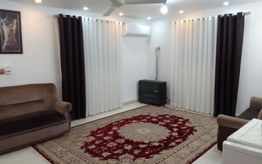 اقامتگاه در محیطی آرام ویلایی و بومی واقع است.
بافت محله ویلا شهری و مسیر دسترسی به اقامتگاه آسفالت می باشد.
وضعیت آنتن دهی همراه اول، ایرانسل و رایتل عالی می باشد.
فاصله با سوپر مارکت 3 دقیقه پیاده و نانوایی 3 دقیقه پیاده است.
ویلا غیردربست است.