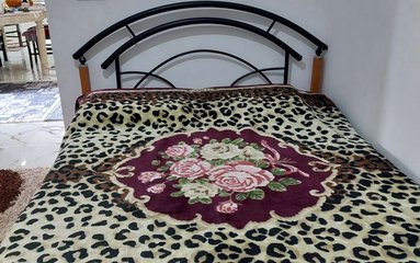 ویلا در شهر تنکابن واقع شده است.
اقامتگاه در محیطی آرام ویلایی و بومی واقع است.
اقامتگاه دارای نگهبان می باشد.
ویلا دربست است. اقامتگاه برای پارک 4 خودرو پارکینگ روباز دارد.
قابل توجه مهمانان همراه با سالمند، کودک و افراد دارای معلولیت، این اقامتگاه در طبقه همکف و دارای 2 پله می باشد.
بافت محله ویلا شهری و مسیر دسترسی به اقامتگاه آسفالت می باشد.
وضعیت آنتن دهی همراه اول، ایرانسل و رایتل عالی می باشد.
فاصله اقامتگاه تا دریا 15 دقیقه،تا جنگل و رودخانه 5 دقیقه با خودرو می باشد.
فاصله اقامتگاه تا سوپرمارکت و نانوایی 2 دقیقه به صورت پیاده و تا پمپ بنزین 15 دقیقه با خودرو می باشد.
اقامتگاه قبل از ورود مهمان بطور کامل نظافت خواهد شد.
