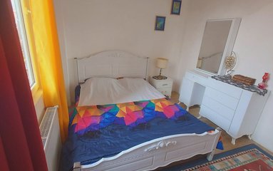 اقامتگاه در محیطی آرام، ویلایی و غیر بومی و نزدیک به دریا واقع است.
ویلا دربست است.
بافت محله ویلا ساحلی و مسیر دسترسی به اقامتگاه 100 متر خاکی می باشد.
وضعیت آنتن دهی همراه اول، ایرانسل و رایتل عالی می باشد.
فاصله با سوپر مارکت و نانوایی 4 دقیقه با ماشین و با دریا 150 متر است.